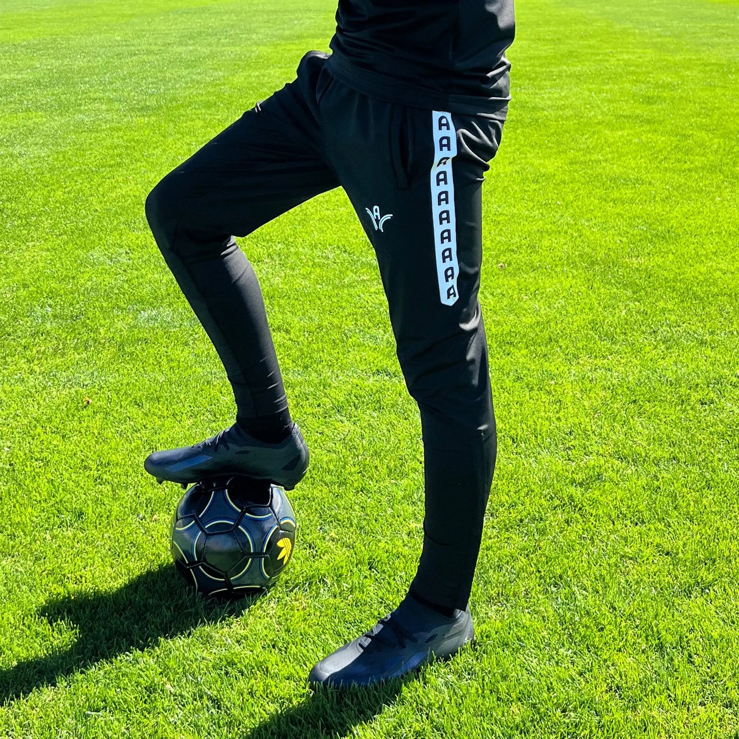 Bas d'entraînement Aways Performer noir porté - en action sur terrain de football