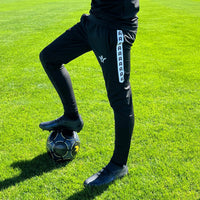 Bas d'entraînement Aways Performer noir porté - en action sur terrain de football