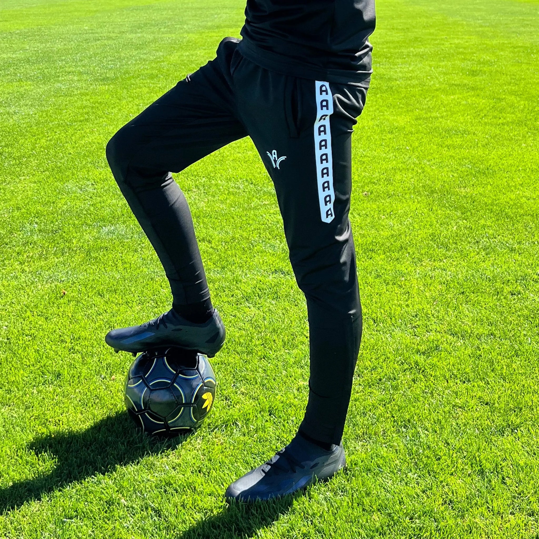 Bas d'entraînement Aways Performer noir porté - en action sur terrain de football