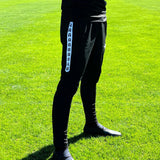Bas d'entraînement Aways Performer noir porté - vue de profil avec bande latérale