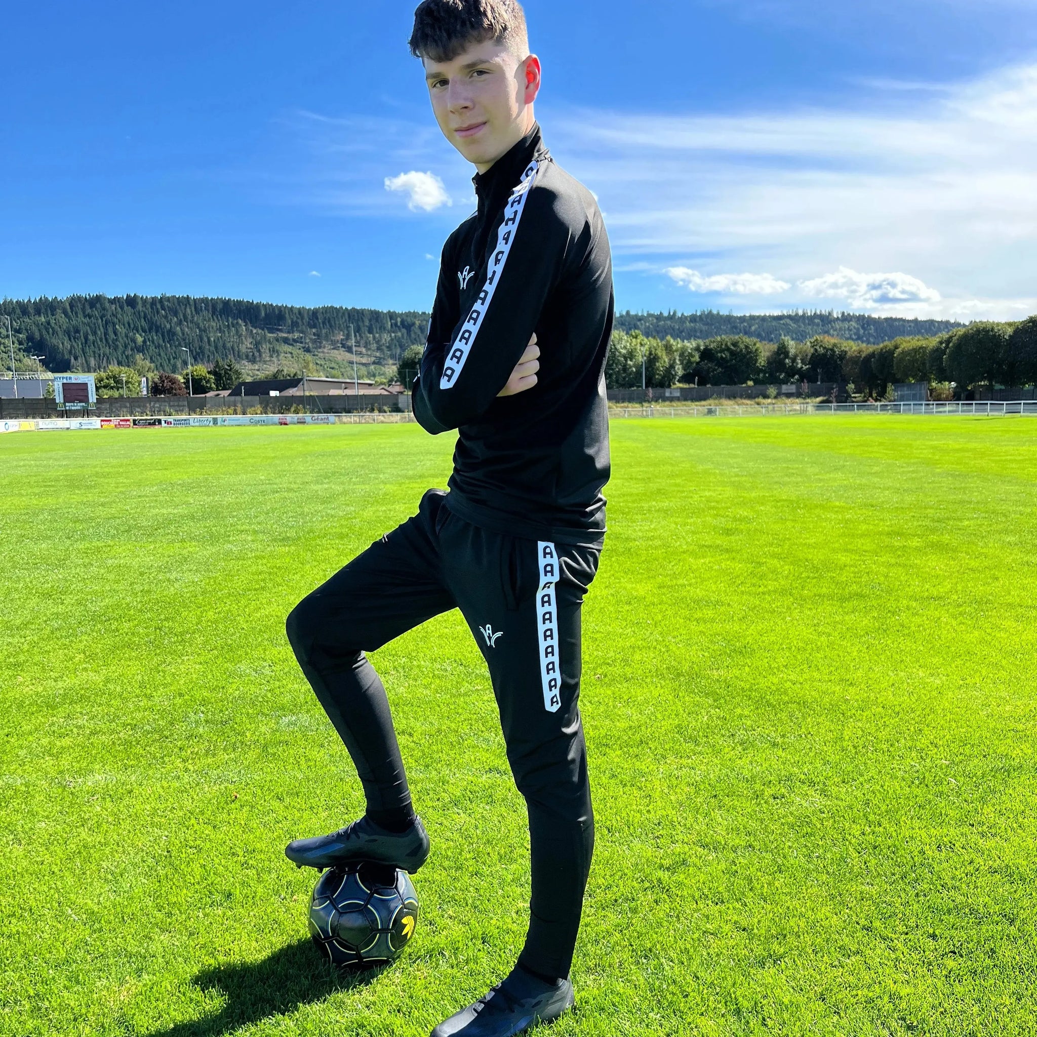 Bas d'entraînement Aways Performer noir porté - sur terrain de football avec ballon