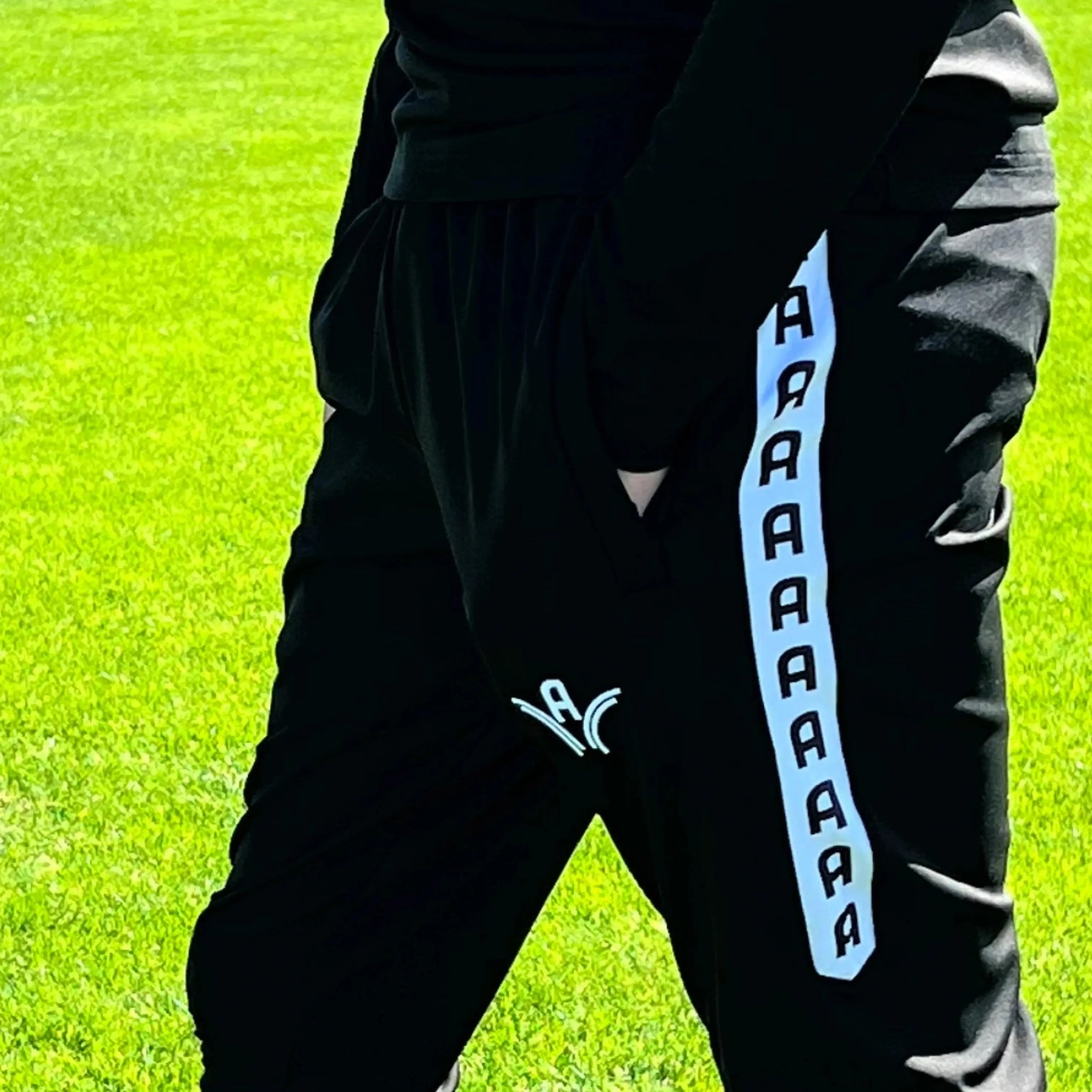 Bas d'entraînement Aways Performer noir porté - détail poche zippée et logo