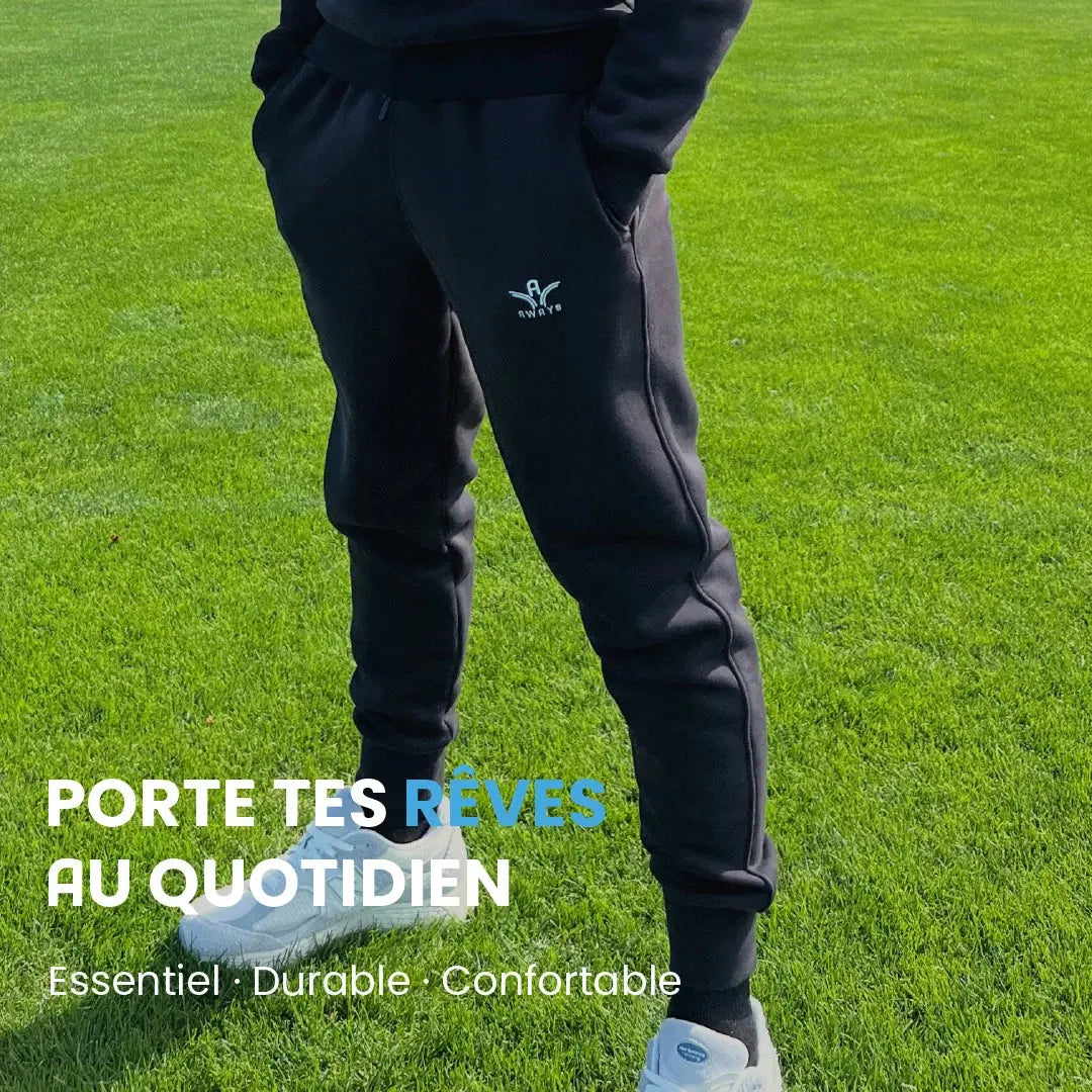 Bas de survêtement Aways Everest noir porté – avec texte et message de marque
