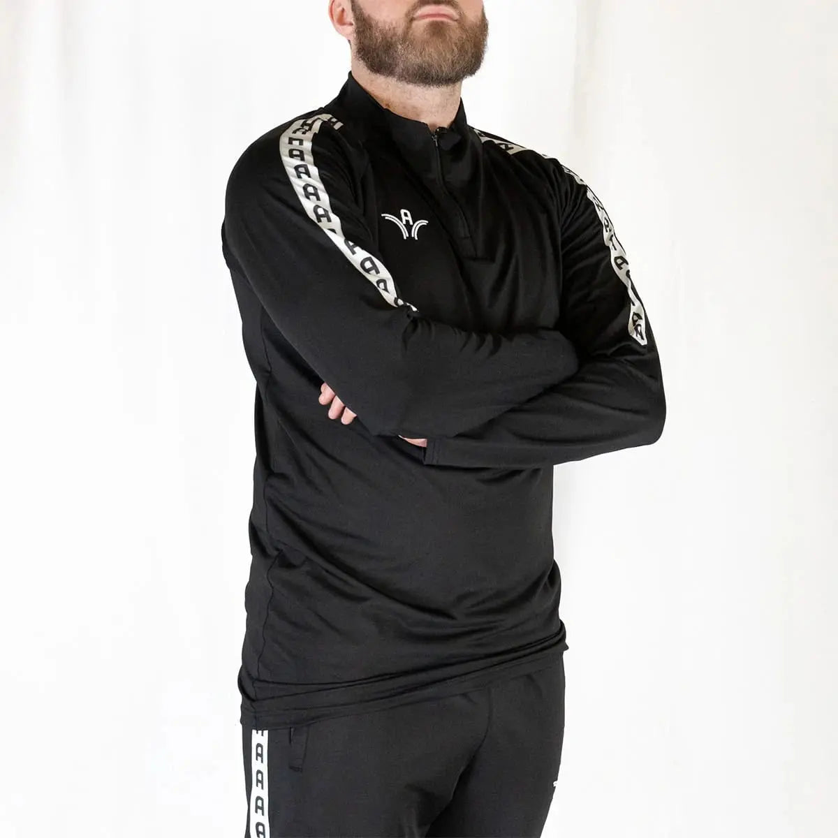 Haut d’entraînement Aways Performer noir porté – vue de profil