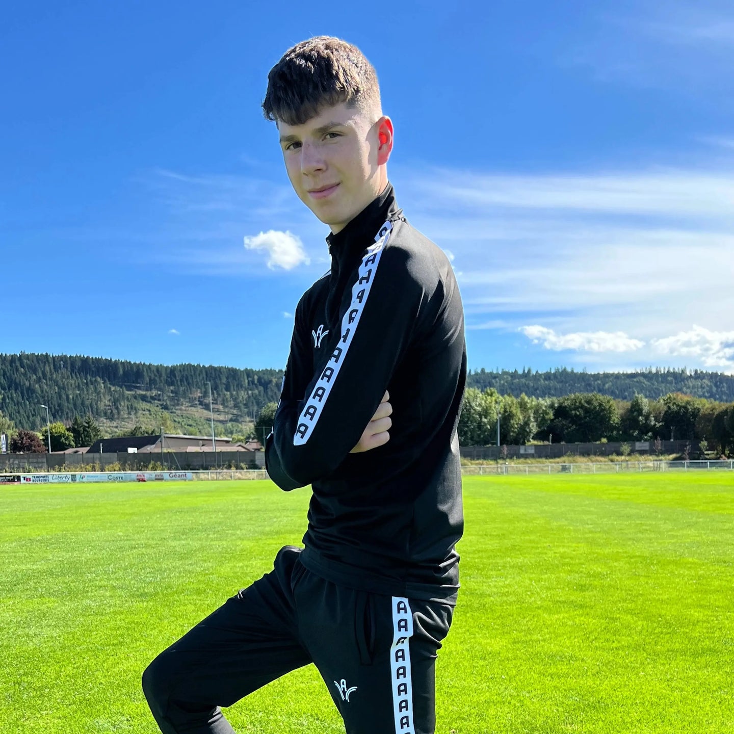 Haut d’entraînement Aways Performer noir porté – vue de profil sur terrain de football
