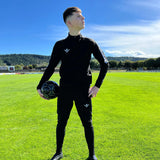 Haut d’entraînement Aways Performer noir porté – sur terrain de football avec ballon