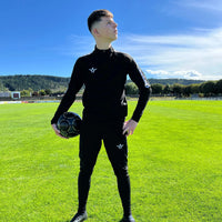 Haut d’entraînement Aways Performer noir porté – sur terrain de football avec ballon
