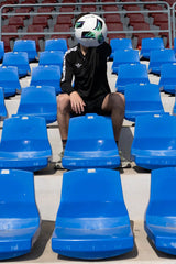 Haut d’entraînement Aways Performer noir – action football extérieur