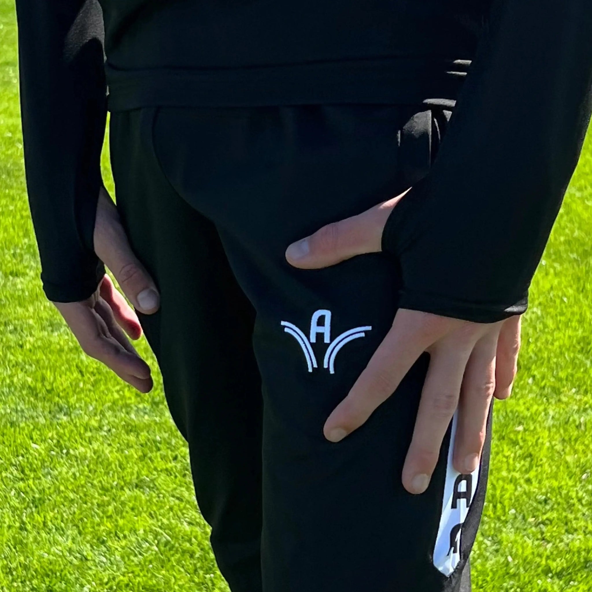 Haut d’entraînement Aways Performer noir porté – détail passes-pouces