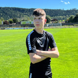 Maillot d'entraînement Aways Performer noir porté - détail logo poitrine et bande latérale