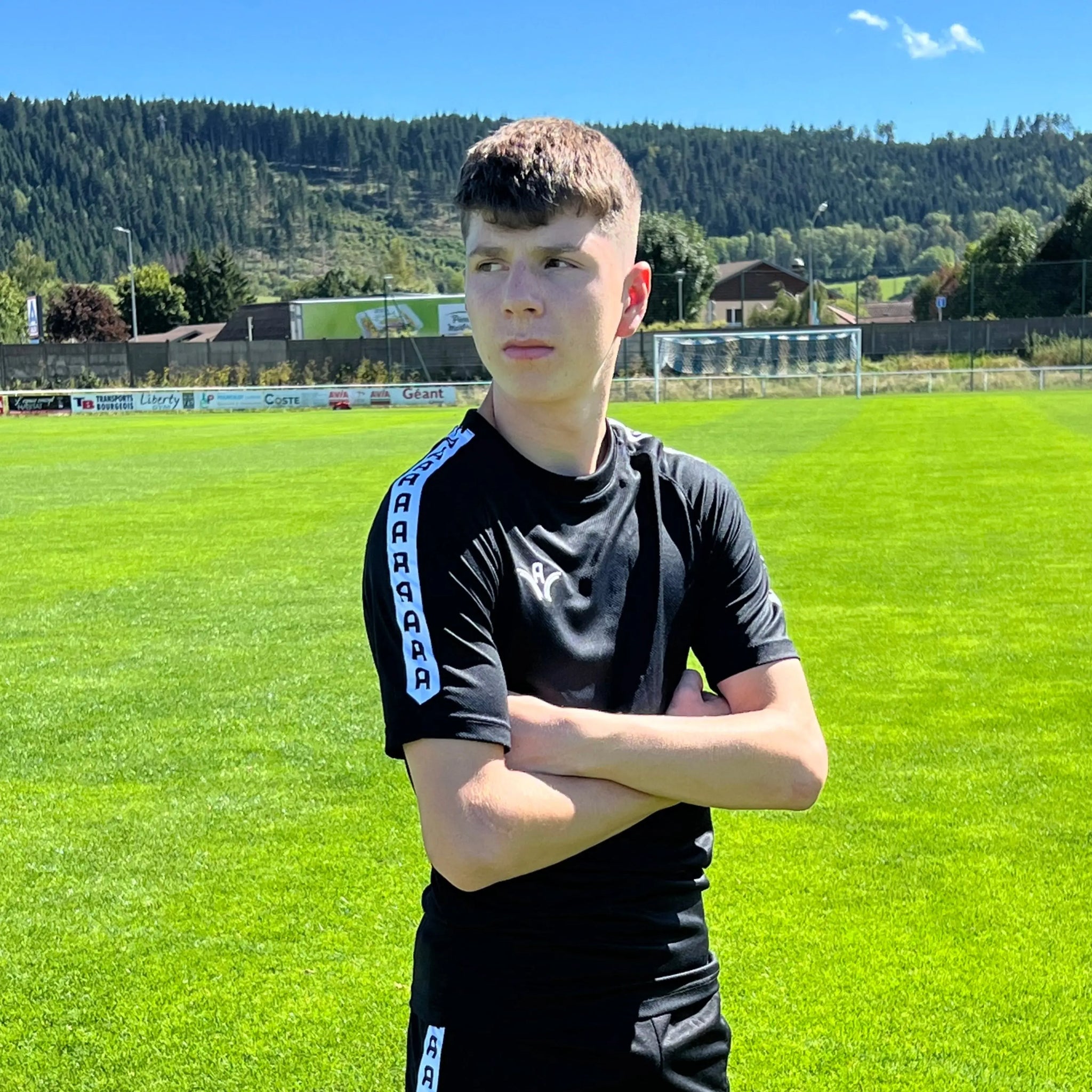 Maillot d'entraînement Aways Performer noir porté - détail logo poitrine et bande latérale