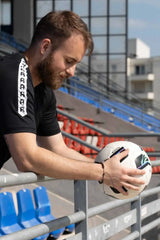 Maillot d’entraînement Aways Performer noir - porté en extérieur, vue sportive