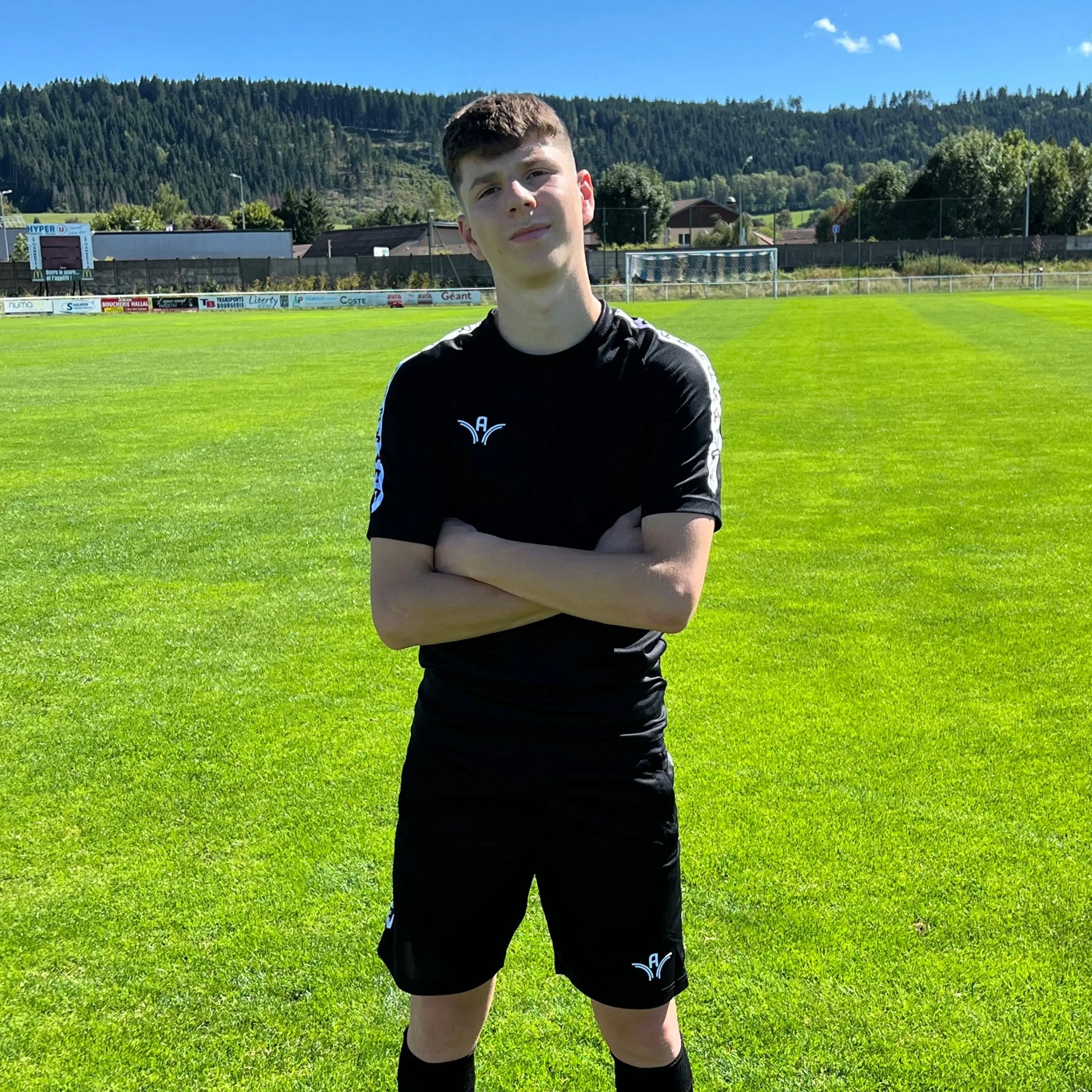 Maillot d'entraînement Aways Performer noir porté - sur terrain de football