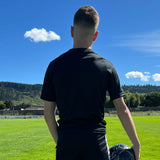 Maillot d'entraînement Aways Performer noir porté - vue de dos avec ballon de football
