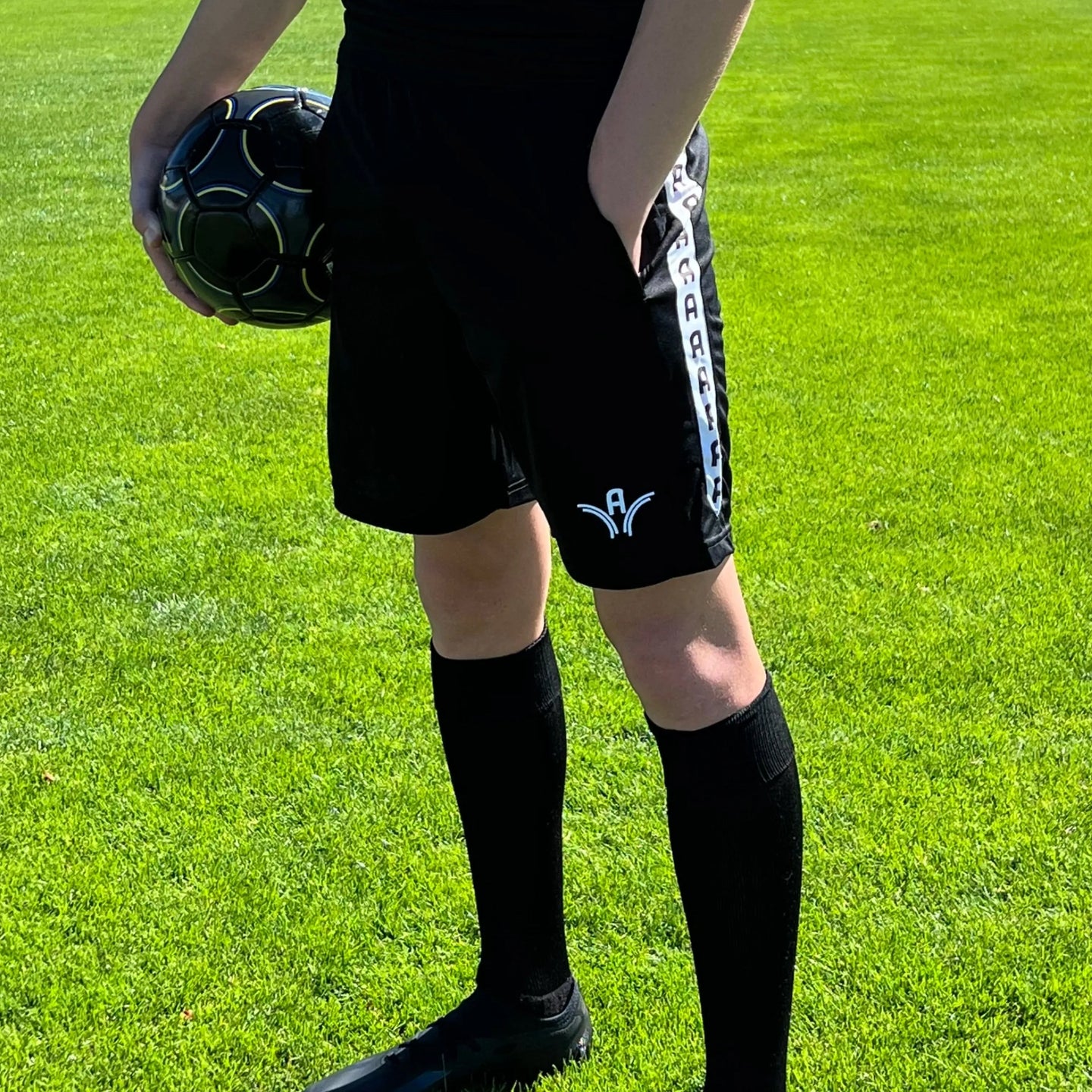 Short d'entraînement Aways Performer noir porté - vue de profil avec logo