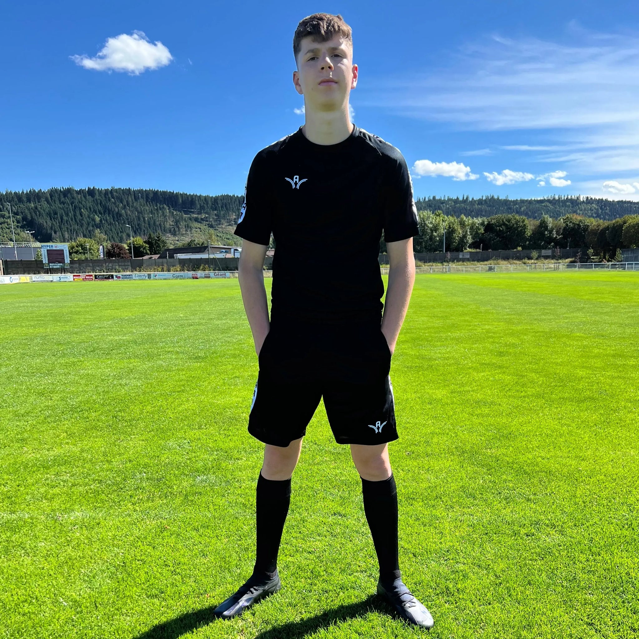 Short d'entraînement Aways Performer noir porté - sur terrain de football