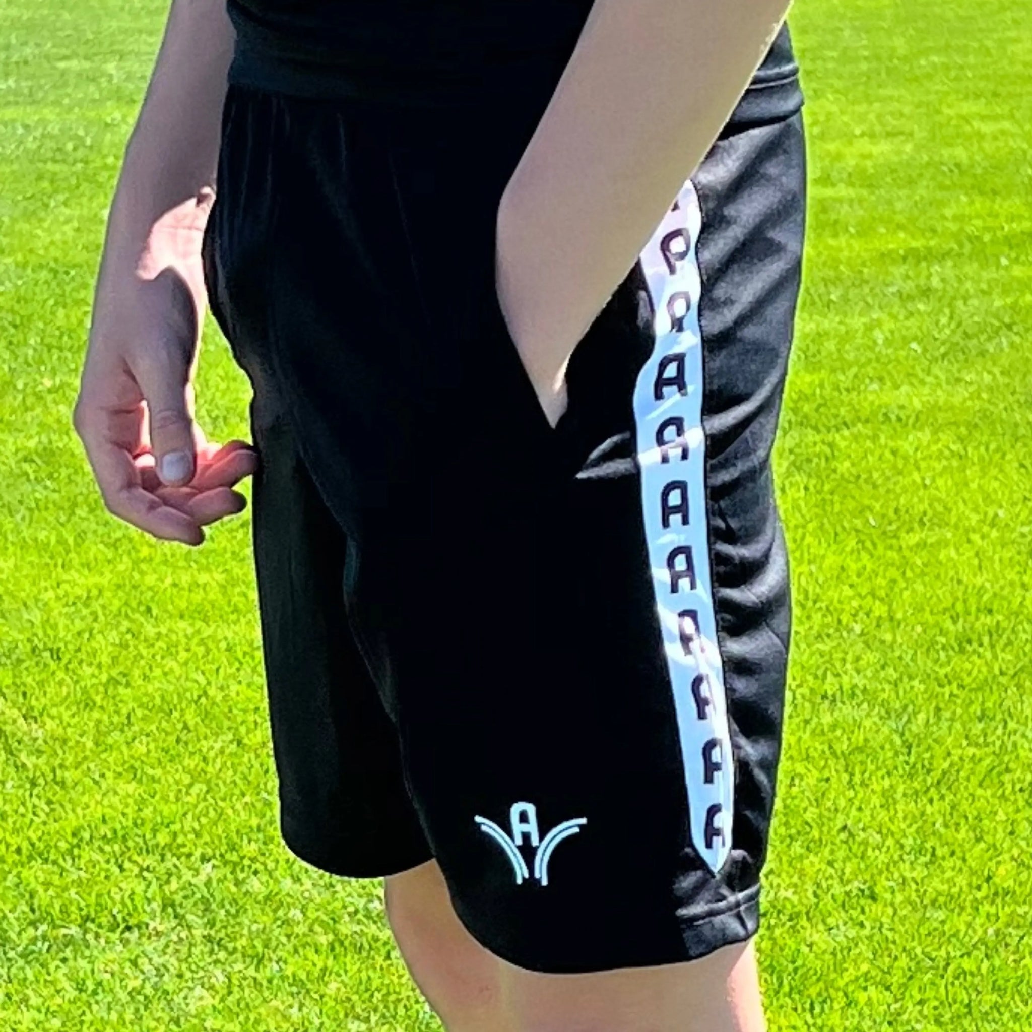 Short d'entraînement Aways Performer noir porté - détail poche zippée et bande latérale