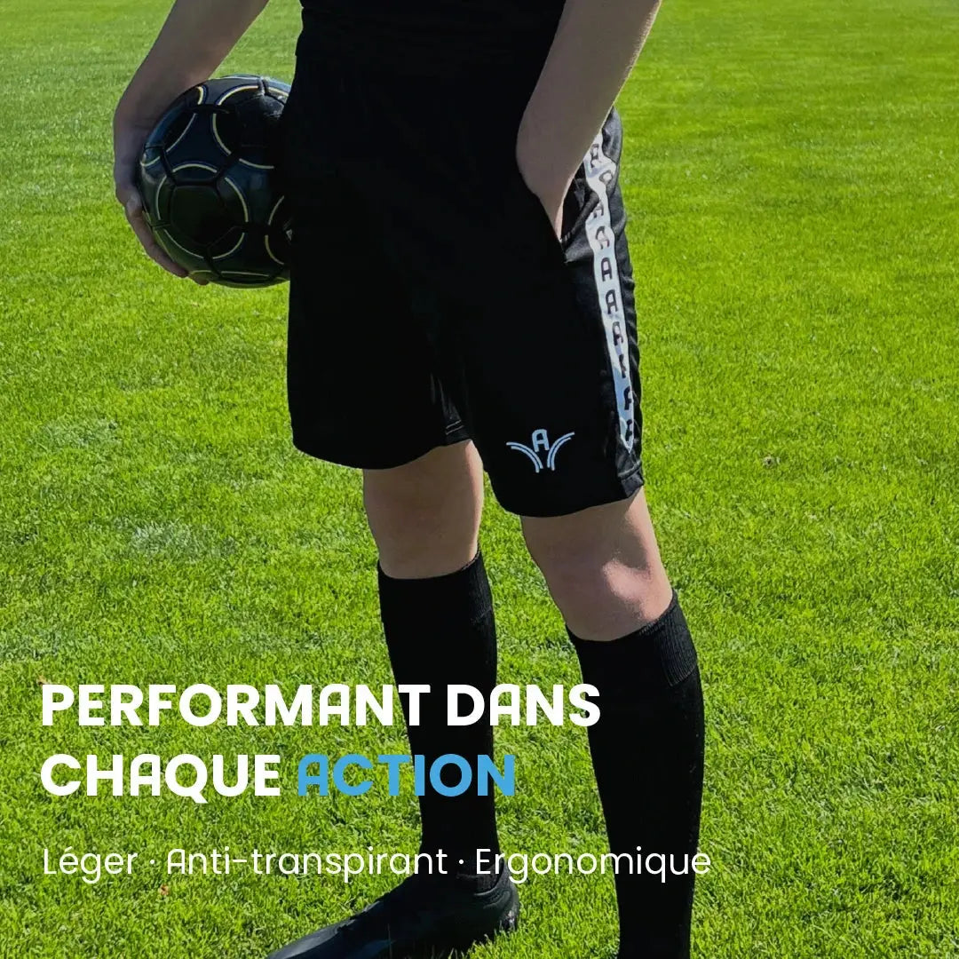 Short d'entraînement Aways Performer noir porté - avec texte et message de marque