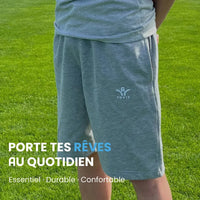Short Aways Everest gris porté - avec texte et message de marque