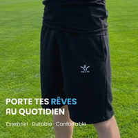 Short Aways Everest noir porté - avec texte et message de marque