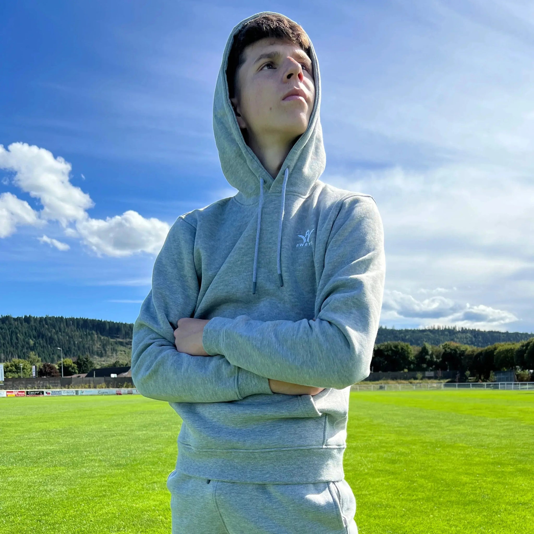 Sweat à capuche Aways Everest gris porté – vue de face en extérieur
