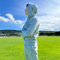 Sweat à capuche Aways Everest gris porté – capuche relevée