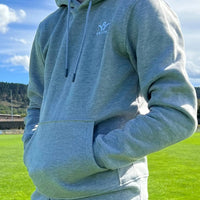 Sweat à capuche Aways Everest gris porté – détail logo poitrine