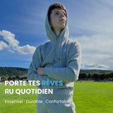Sweat à capuche Aways Everest gris porté – visuel avec texte et message de marque