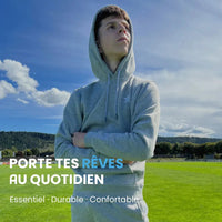 Sweat à capuche Aways Everest gris porté – visuel avec texte et message de marque