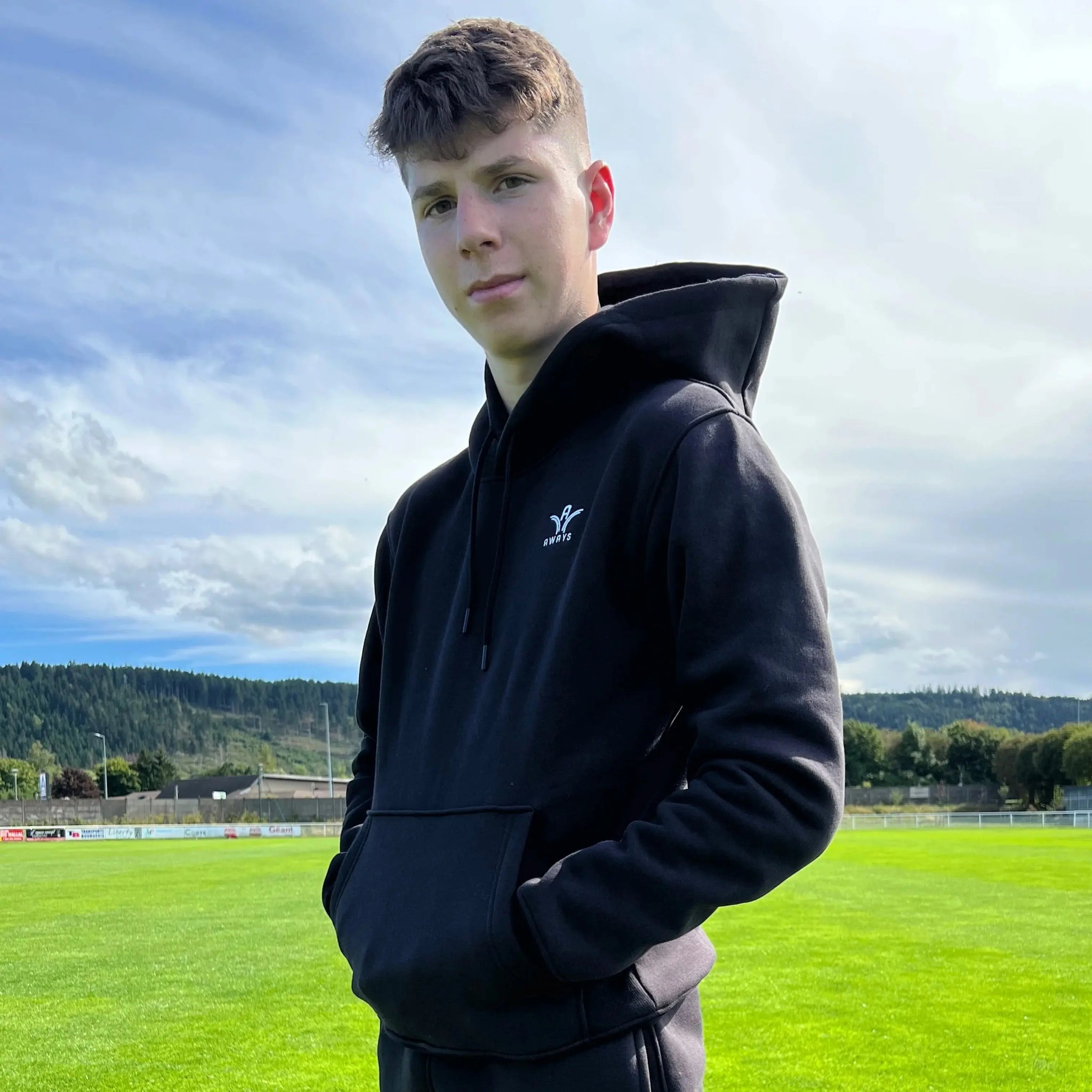 Sweat à capuche Aways Everest noir porté – vue de profil