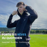 Sweat à capuche Aways Everest noir porté – visuel avec texte et message de marque