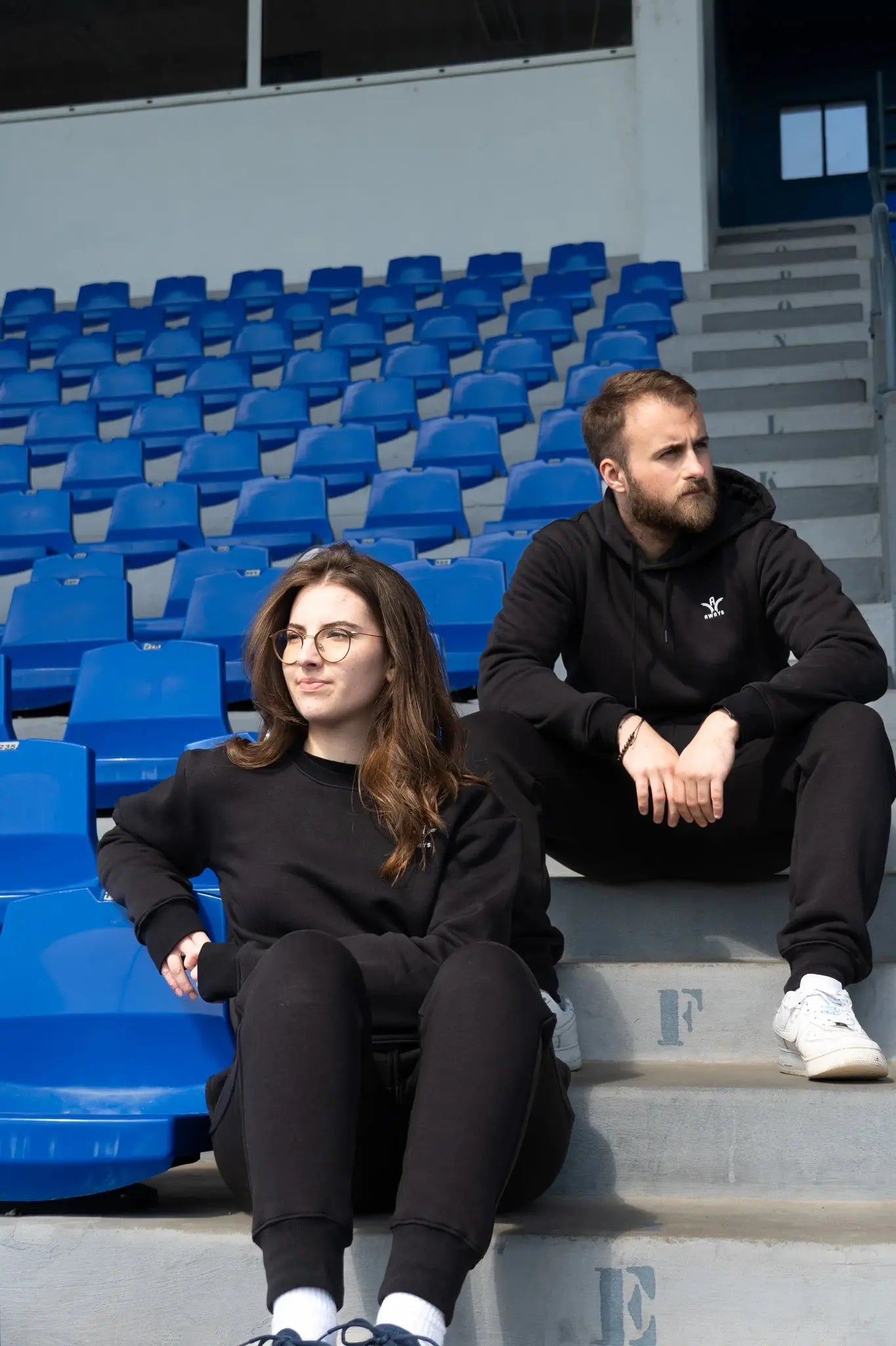 Bas de survêtement Aways Everest noir – shooting lifestyle extérieur