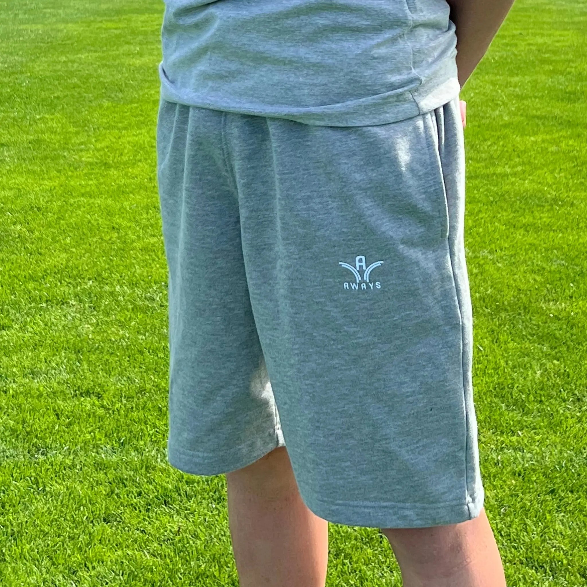 Short Aways Everest gris porté - vue de profil en extérieur
