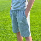 Short Aways Everest gris porté - détail logo et poche latérale