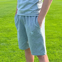 Short Aways Everest gris porté - détail logo et poche latérale