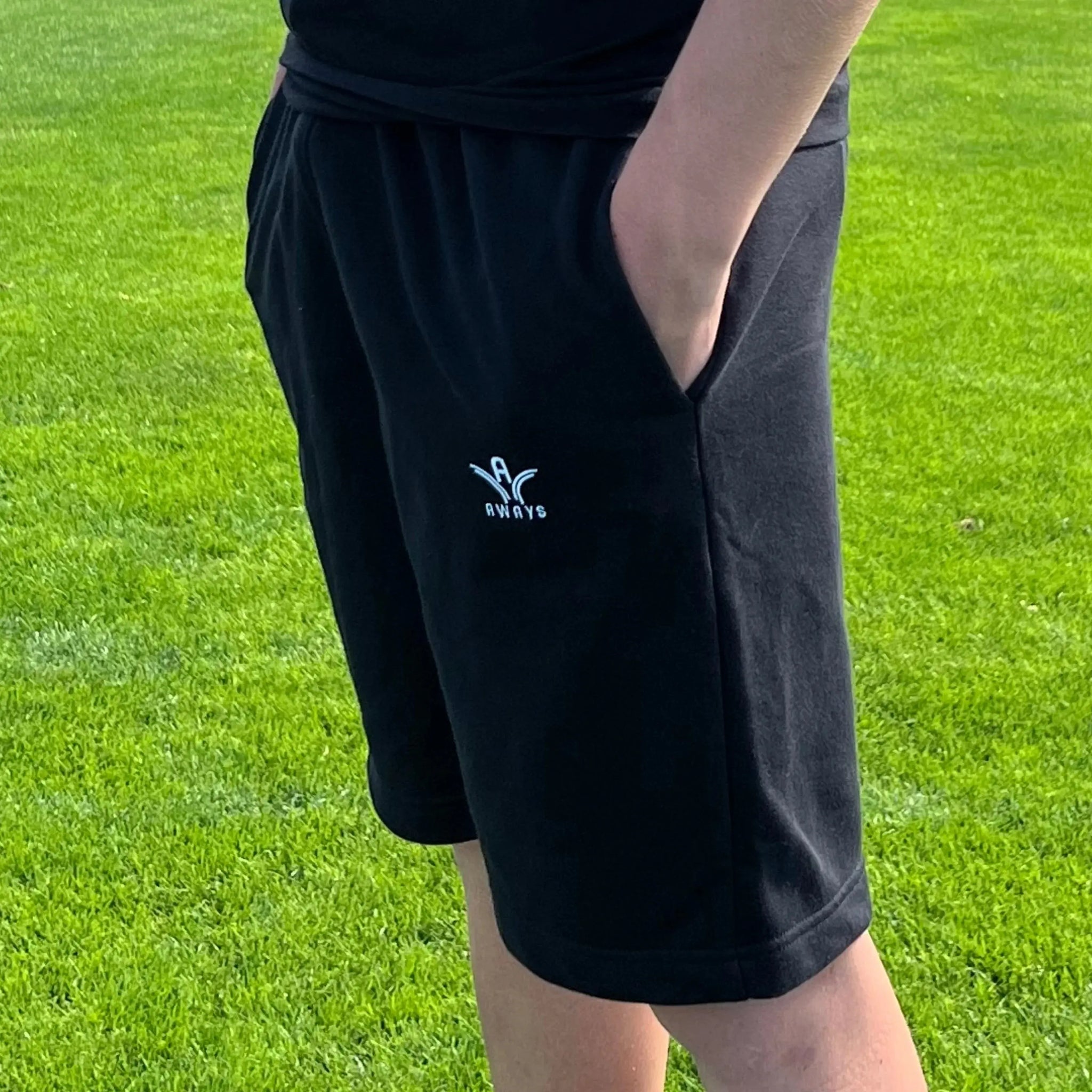 Short Aways Everest noir porté - détail logo et poche latérale