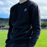 Sweat col rond Aways Everest noir porté – détail logo poitrine