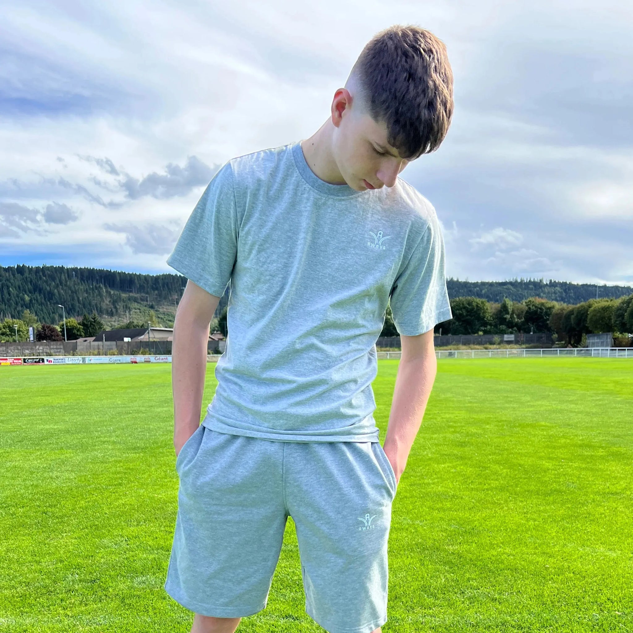 T-shirt Aways Everest gris porté – vue de face en extérieur