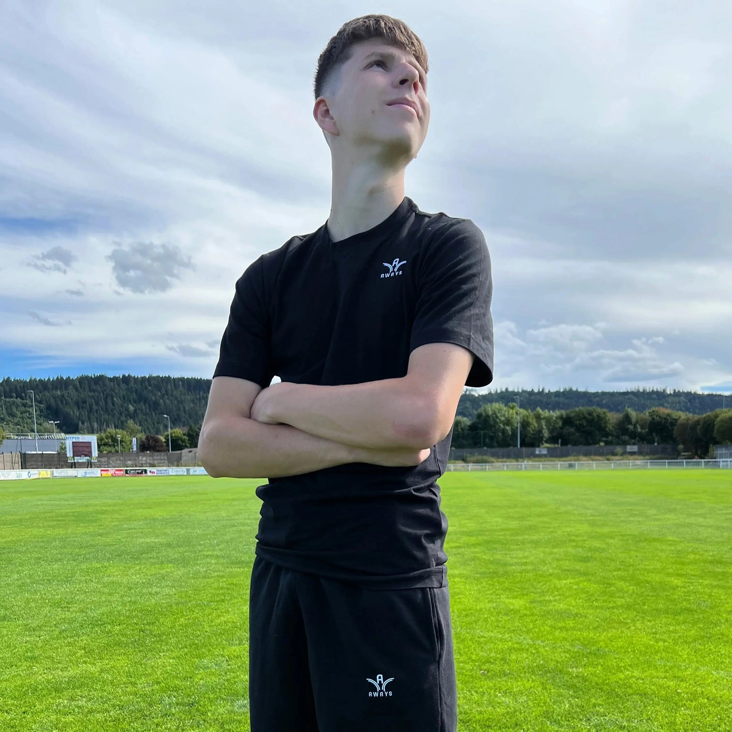 T-shirt Aways Everest noir porté – vue de profil