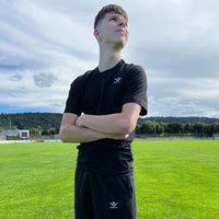 T-shirt Aways Everest noir porté – vue de profil