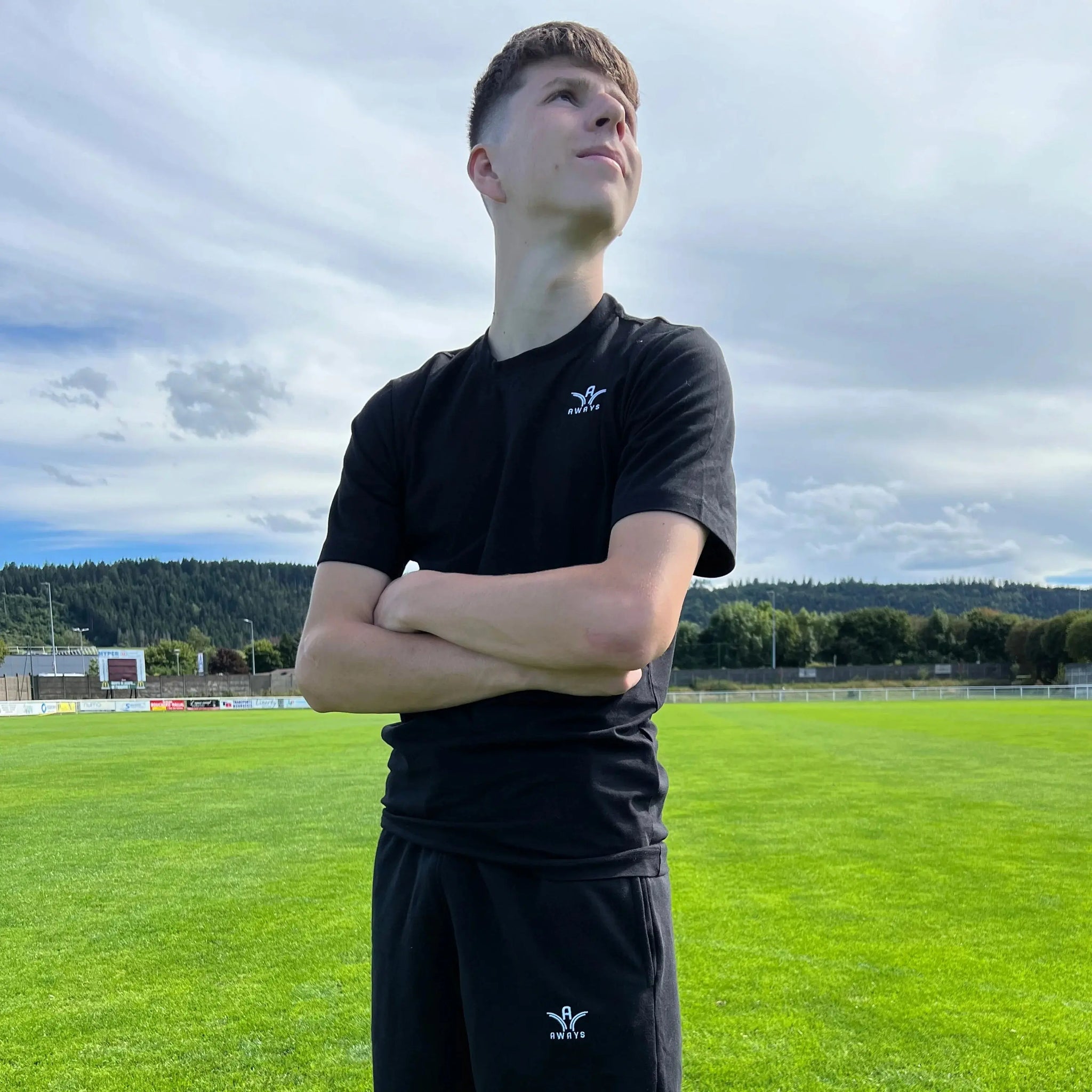 T-shirt Aways Everest noir porté – vue de profil
