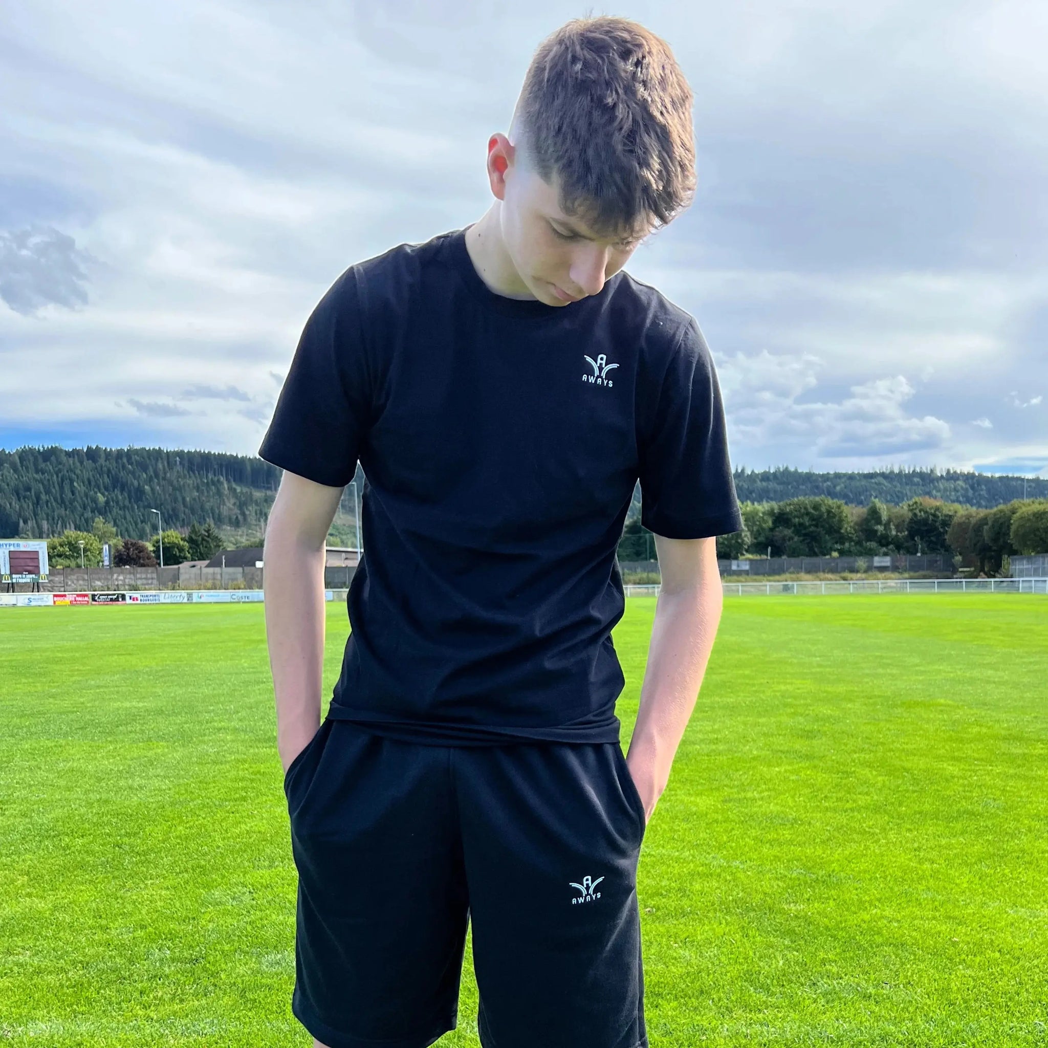 T-shirt Aways Everest noir porté – vue de face en extérieur